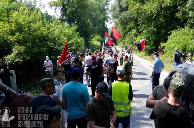 Праворадикали намагаються зупинити Хресний хід (ВІДЕО)