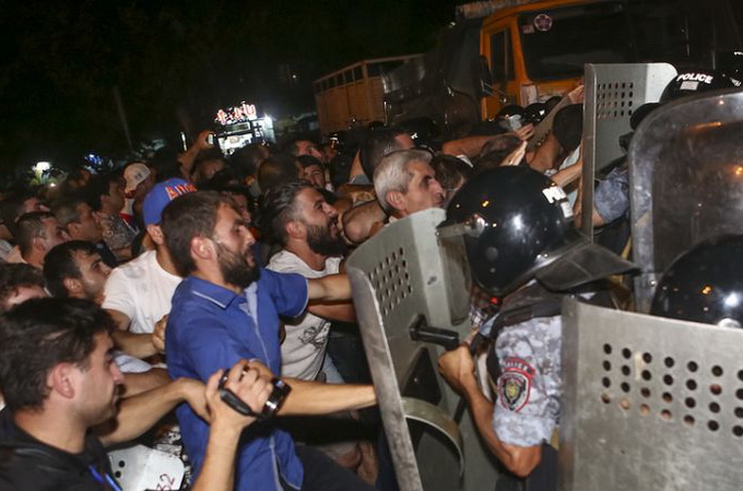 Armenia: priests stood between demonstrators and police