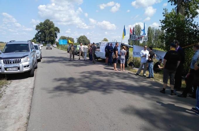 In Borispol radicals set up a roadblock on the way of Cross Procession