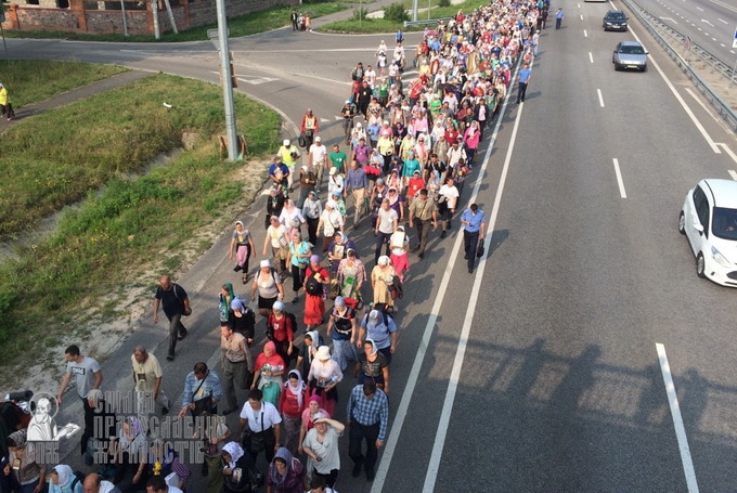 Радикали зустрічають Хресний хід біля села Стоянка під Києвом (ПРЯМА ТРАНСЛЯЦІЯ)