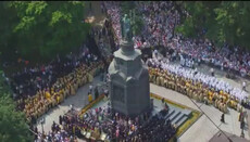 Believers led by the Primate of the UOC praying on Vladimir Hill