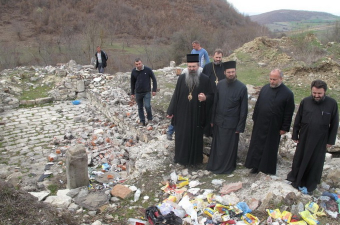 В Косово сербов, убиравших монастырь, обстреляли из автоматов