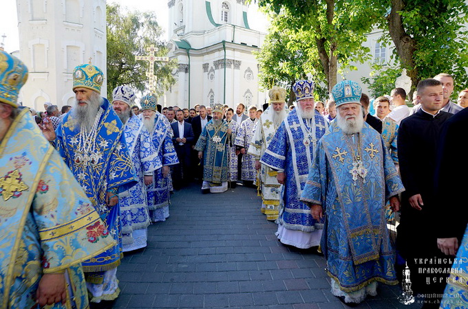 Предстоятель УПЦ і тисячі віруючих вшанували ікону Почаївської Божої Матері