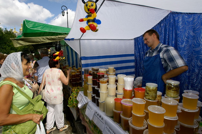 В Київській Лаврі відкрилась православна виставка «Медовий Спас»