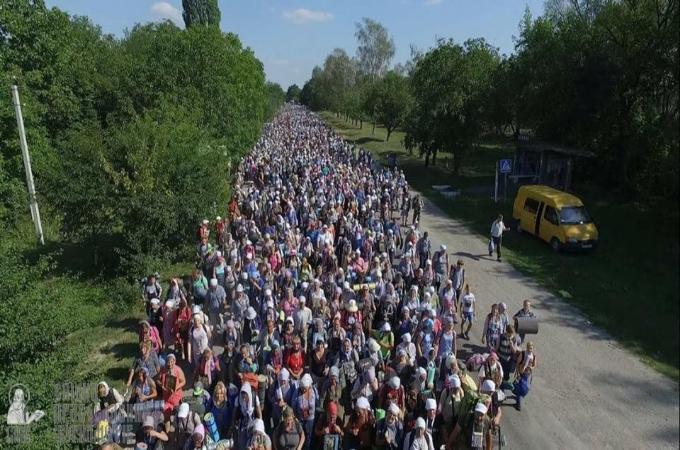 Вже понад 20 тисяч віруючих здійснюють Хресний хід на Почаїв