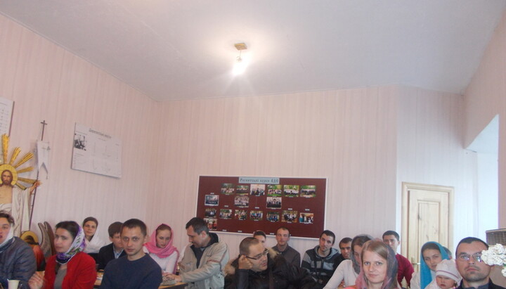 Who does a young and active community of the UOC in Lutsk prevent?