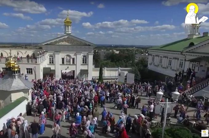 Крестный ход из Каменца-Подольского вошел в Почаевскую Лавру (ВИДЕО)