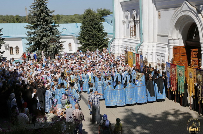 More than 2 thousand faithful pray on the feast day at Svyatogorsk Lavra (PHOTO)