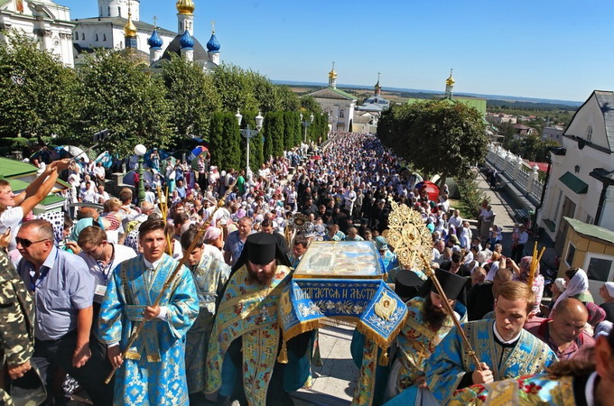 У Почаївській Лаврі свято Успіння Божої Матері зібрало десятки тисяч віруючих (ФОТО)