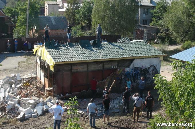 У Київській області радикали знесли споруджувану церкву УПЦ (ВІДЕО)