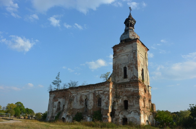 У Львівській області «чорні археологи» розорили поховання ченців у руїнах костелу