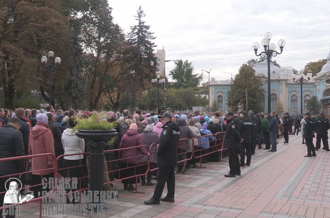 Более 1 000 прихожан УПЦ пришли с молитвой к Верховной Раде (ВИДЕО)