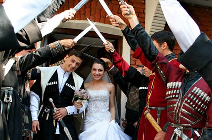 В Грузії до масового вінчання приєдналися вже більше 300 пар