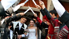 В Грузії до масового вінчання приєдналися вже більше 300 пар