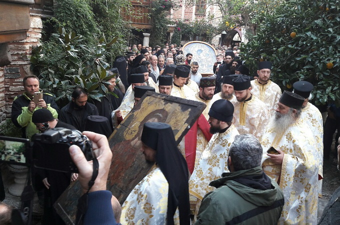 В монастыре Архангелов на Афоне паломники сутки возносили молитвы