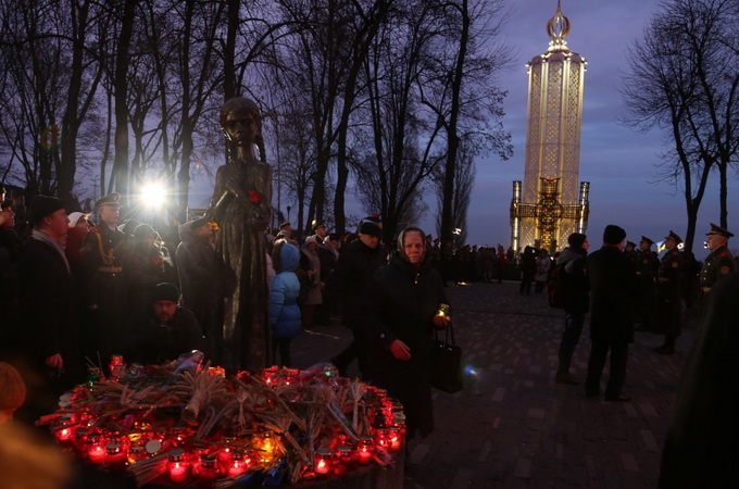 В Киеве жертв голодомора помянули в молитвах минутой молчания и зажженными свечами