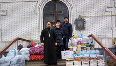 Священнослужители УПЦ доставили на Восток Украины 17 тонн гумпомощи