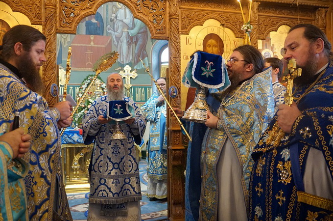 У свято Введення в храм Пресвятої Богородиці Предстоятель УПЦ підніс молитви у Чернівцях (ФОТО)