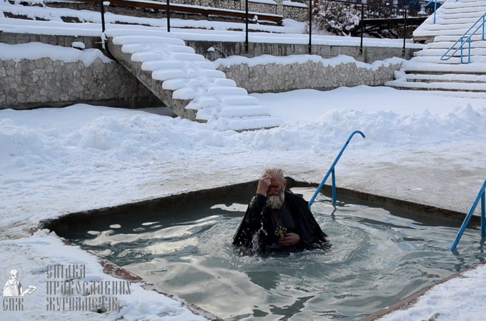 Віруючі знову можуть увійти у води чудотворного джерела святої Анни (ВІДЕО)