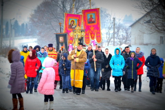 Виселені розкольниками віряни УПЦ заклали фундамент нової церкви у Рачині