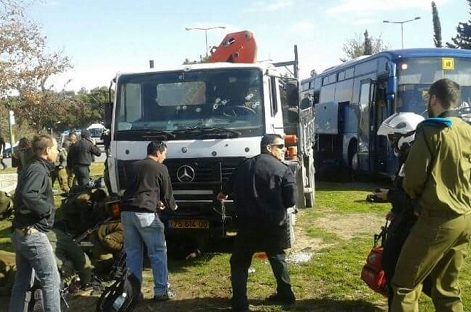 В Иерусалиме грузовик врезался в людей. Полиция подозревает теракт
