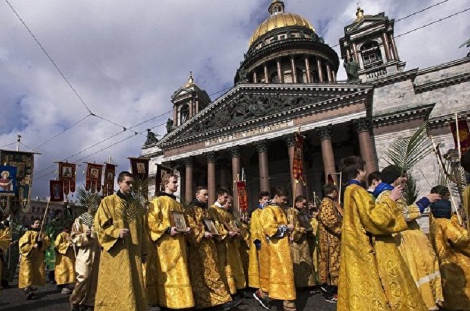 Хресною ходою навколо Ісаакіївського собору пройшли 8 000 віруючих