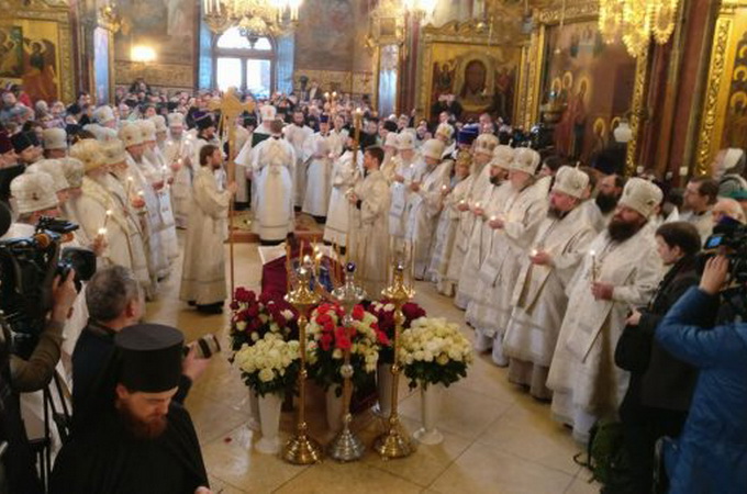 Патриарх Кирилл и Блаженнейший Митрополит Онуфрий совершают отпевание старца Кирилла (Павлова) в Троице-Сергиевой Лавре