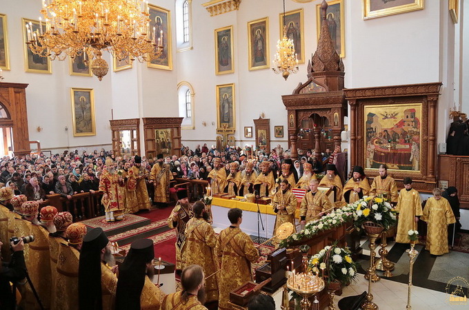 У Святогір'ї дві тисячі віруючих вклонилися новим реліквіям Лаври (ФОТО)