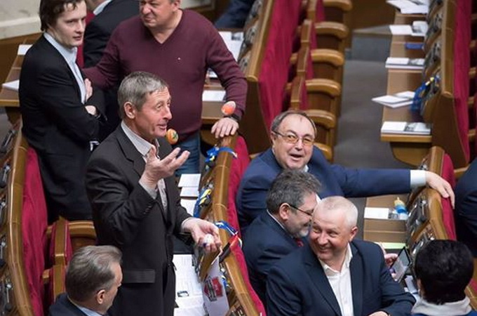 Сircus in Verkhovna Rada : juggling Easter eggs on Great Thursday