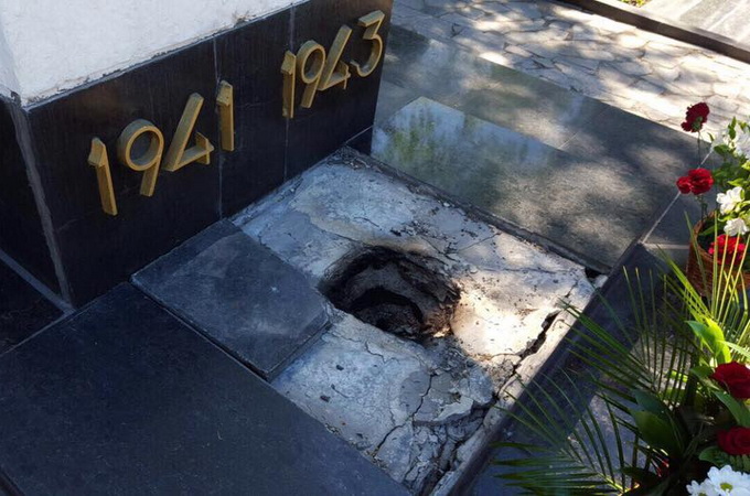 Mass grave of Soviet soldiers vandalized in Kharkov