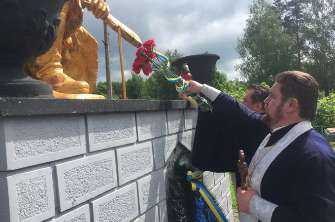 Верующие УПЦ, от Запада до Востока, почтили память героев Великой Отечественной (ФОТО)