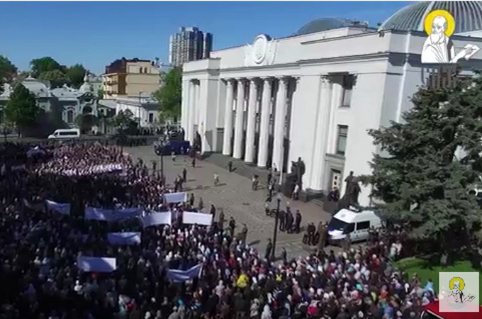 Prayerful standing at Verkhovna Rada: aerial video