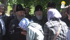 Віряни УПЦ вже 8 годин звершують молитовне стояння біля Ради (ВІДЕО)