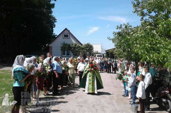 Лишенная храма община Кинаховцев собралась на Троицу в доме старосты