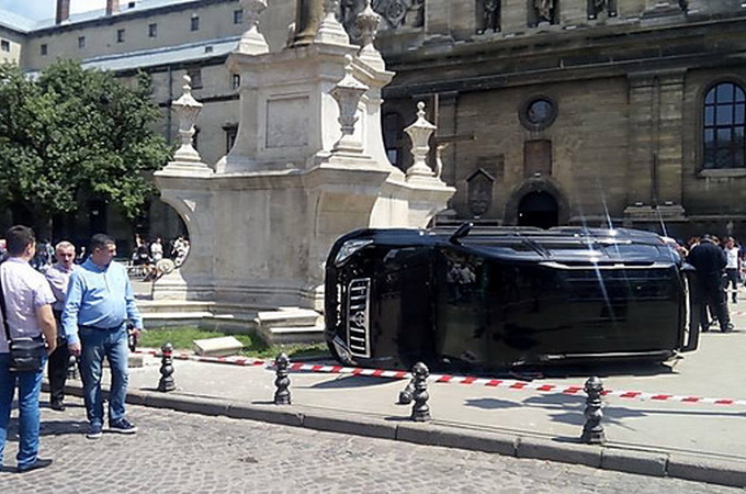 Во Львове джип въехал в людей, выходящих из церкви УАПЦ, и насмерть сбил женщину