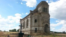 В Краснополье активисты не дали провести эротическую фотосессию в заброшенном храме 