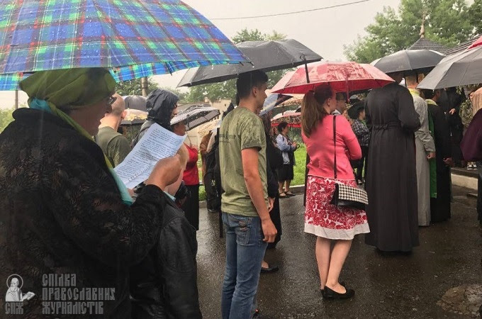 In Kolomyia UOC parishioners curb provocations and refuse to go into schism (VIDEO)