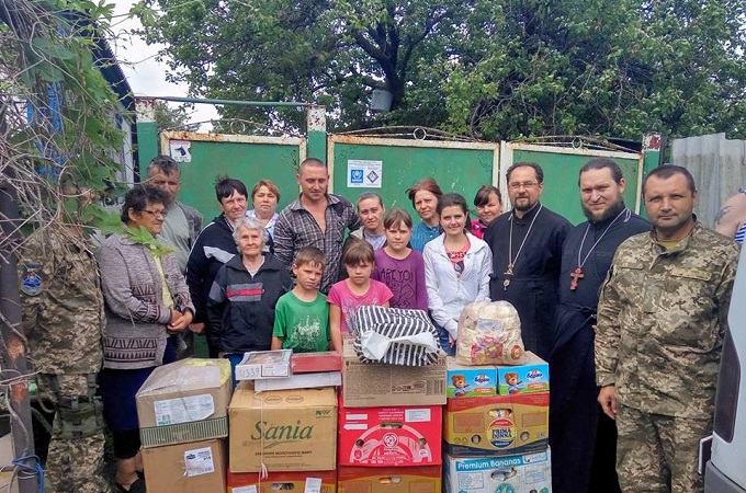 Волонтери та капелани УПЦ передали гуманітарну допомогу в зону бойових дій