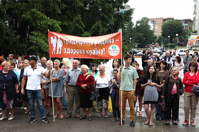 Верующие Смелы протестуют против легализации секс-меньшинств 