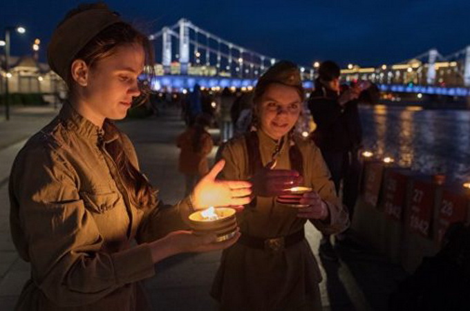 В День пам'яті і скорботи захисників Вітчизни згадували у 80 країнах і запалили 1418 свічок