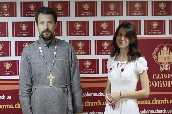 В галереї «Соборна» жінки-волонтери столиці презентували програми своєї діяльності