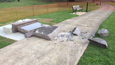 В Арканзасі атеїст протаранив пам'ятник 10 Заповідям в ім'я американських свобод