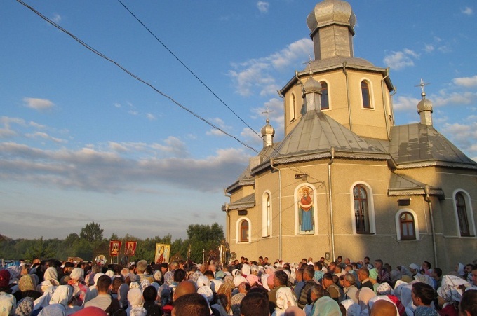 Тисячі паломників йдуть хресним ходом з Чернівців у Хрещатик
