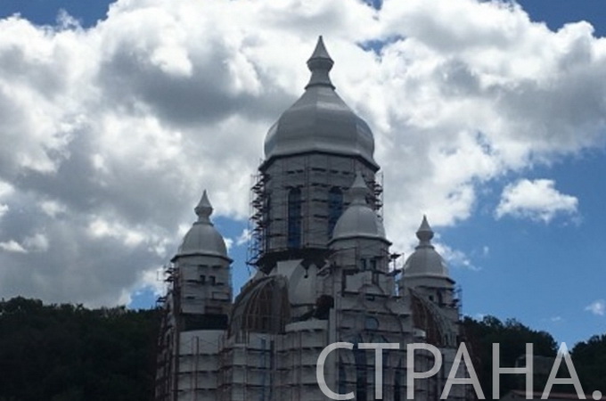 Одновірці Турчинова не можуть поділити недобудований храм у Царському селі