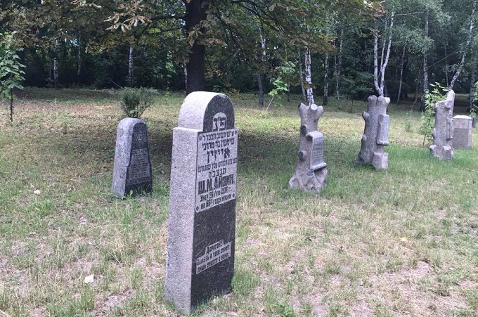У Бабиному Яру відновлюють надгробки єврейського кладовища