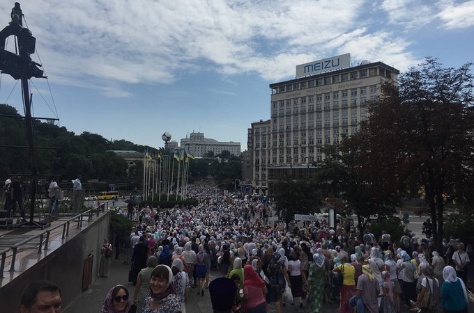 Багатотисячний Хресний хід зі святинями вирушив до Київської лаври