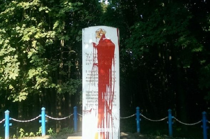В Тернополе вандалы облили краской памятник жертвам Холокоста
