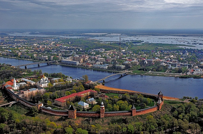 В Новгороде археологи обнаружили десятки квадратных метров фресок ХІІ века