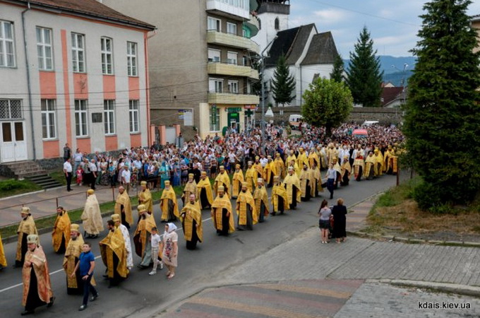 Хресний хід зі світовими святинями відбувся в Хустській єпархії