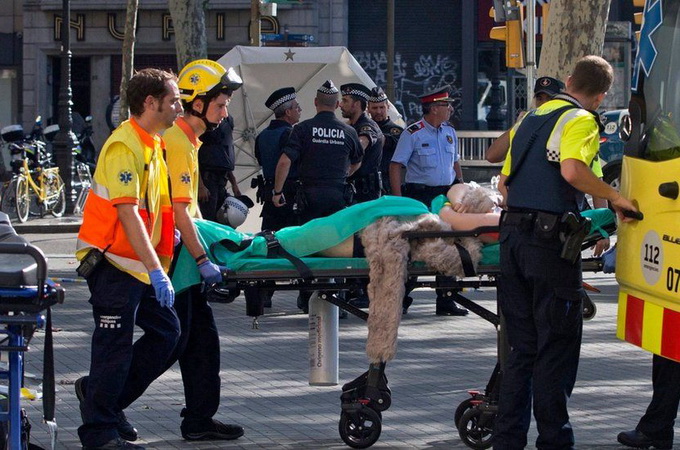 Пам'ять жертв терактів вшанували у соборі Святого Сімейства в Барселоні